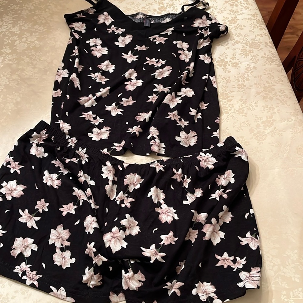 Vince Camuto, PJ set size large